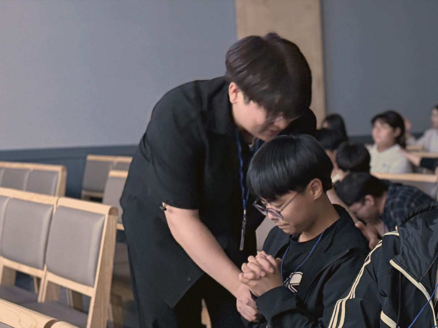 찬양집회에서 학생을 위해 기도하는 모습